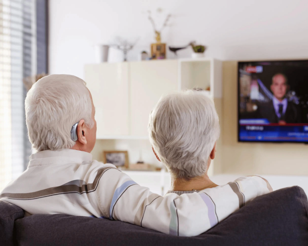 pareja mirando la tv